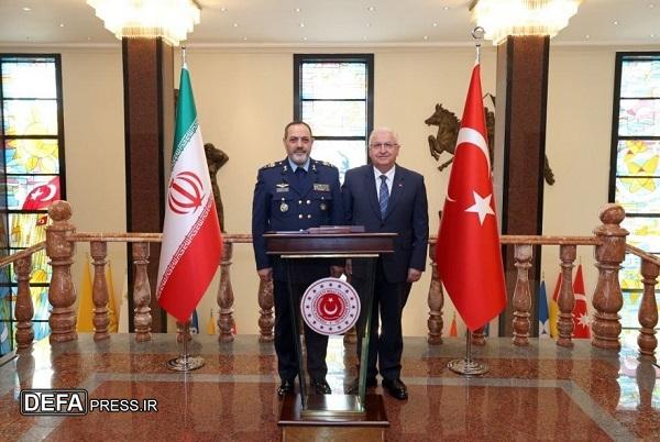 امیر نصیرزاده در دیدار با وزیر دفاع ترکیه: ایران و ترکیه می‌توانند الگوی اتحاد و همکاری در بین کشور‌های منطقه باشند