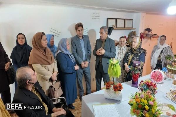 پویش «رز مهربانی» به مناسبت روز جهانی سالمند در سنندج برگزار شد