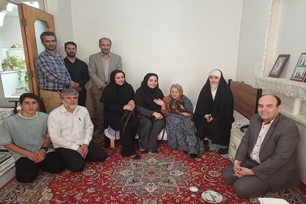 دیدار رئیس و اعضای جهاددانشگاهی استان سمنان با خانواده شهید «مصطفی بخشی غلامی»