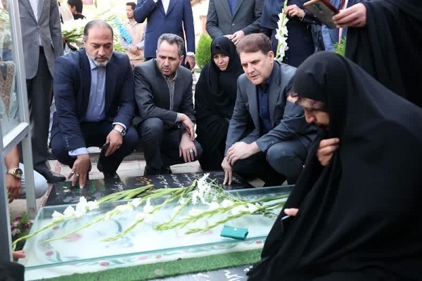 معاون سیاسی وزیر کشور در کرمان به شهید حاج‌قاسم سلیمانی ادای احترام کرد