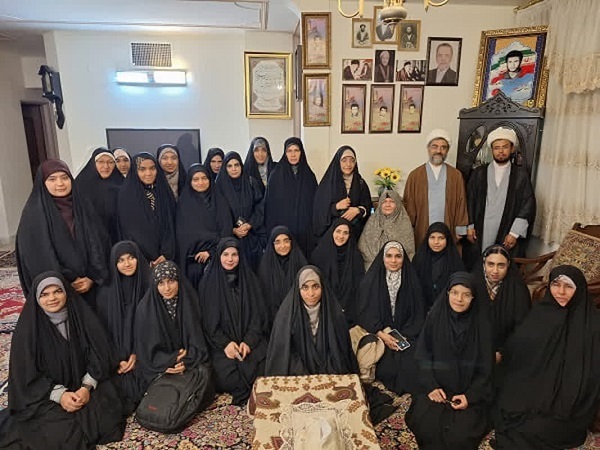 دیدار مسئول نهاد رهبری دانشگاه با مادر و خواهر شهیدان «برهانی و سیف‌الدینی»+تصویر