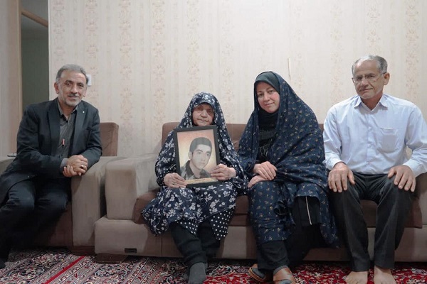 دیدار اعضای کارگروه تاریخ شفاهی دفاع مقدس آمل با مادر شهید «کیانی»