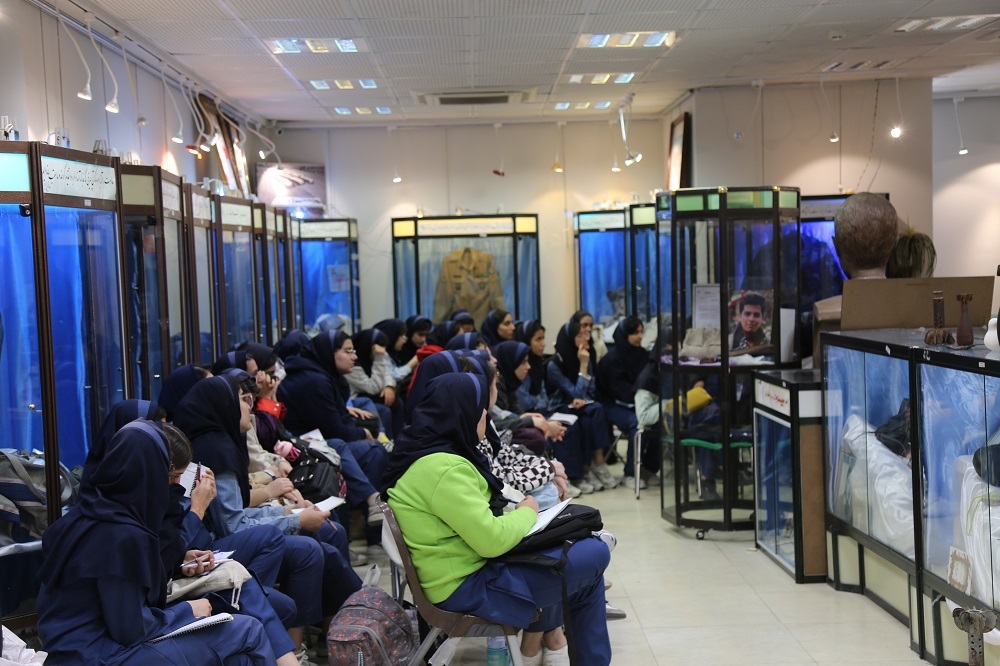 تصاویر/ بازدید دانش آموزان دبیرستان دوره اول «ندای وحدت» اراک از مرکز فرهنگی و موزه دفاع مقدس و مقاومت استان مرکزی