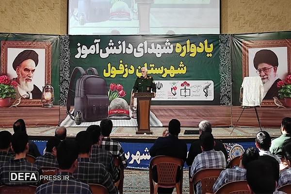 دفاع مقدس هشت ساله نبرد ایران اسلامی با تمام جبهه کفر بود