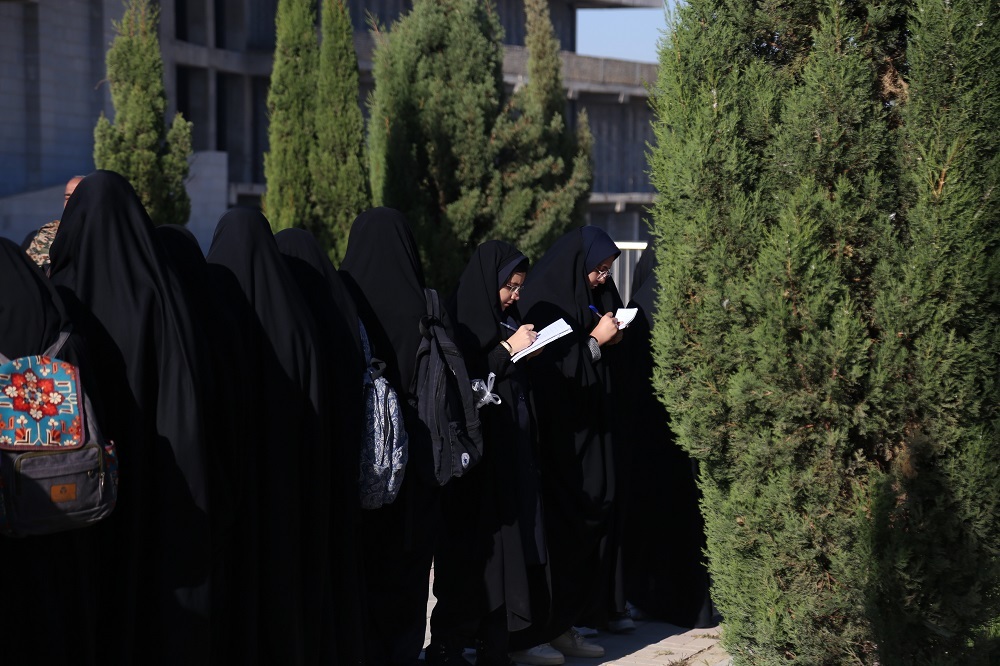 تصاویر/ بازدید دانش آموزان مدرسه‌ی قرآنی «زهرای اطهر» اراک از مرکز فرهنگی و موزه دفاع مقدس و مقاومت استان مرکزی