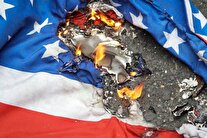 عکس/ پاره کردن پرچم آمریکا توسط رزمندگان اسلام