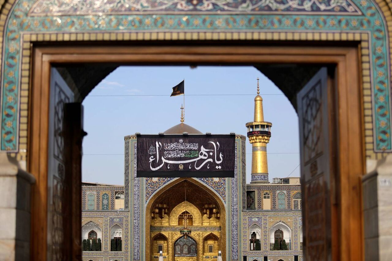 فیلم/ اهتزاز پرچم عزای فاطمی بر گنبد مطهر رضوی