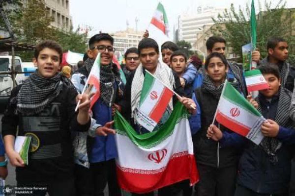 ۱۳ آبان؛ جلوه‌ای از هویت انقلابی در مدارس استان کرمان