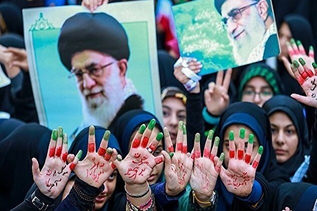 فیلم/ دانش‌آموزان پیشگام در میدان مبارزه با استکبار