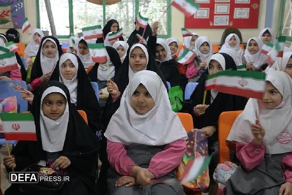 ویژه‌برنامه «به رنگ مدرسه به عطر دانایی» در رشت برگزار شد