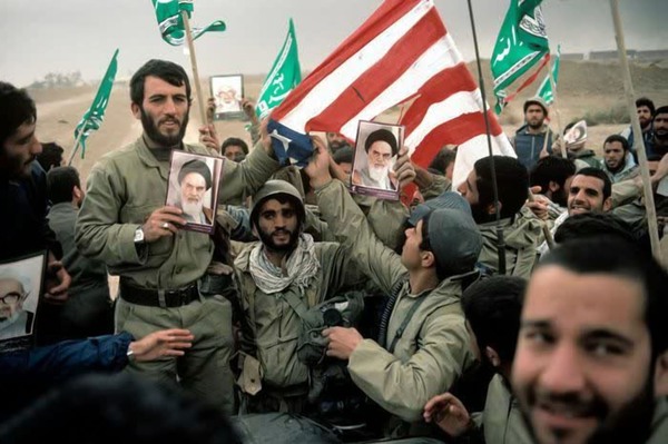 تصاویر/ پاره کردن پرچم آمریکا توسط رزمندگان اسلام