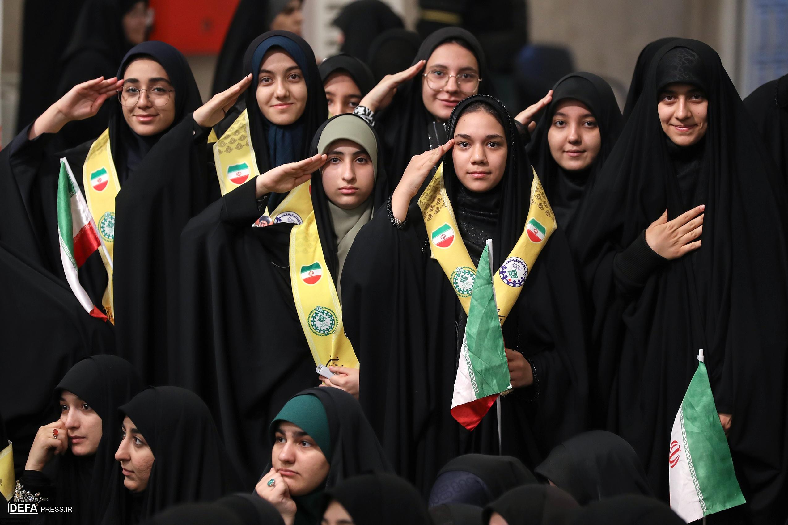 سلام ویژه رهبر معظم انقلاب و دانش‌اموزان به یکدیگر+ تصاویر