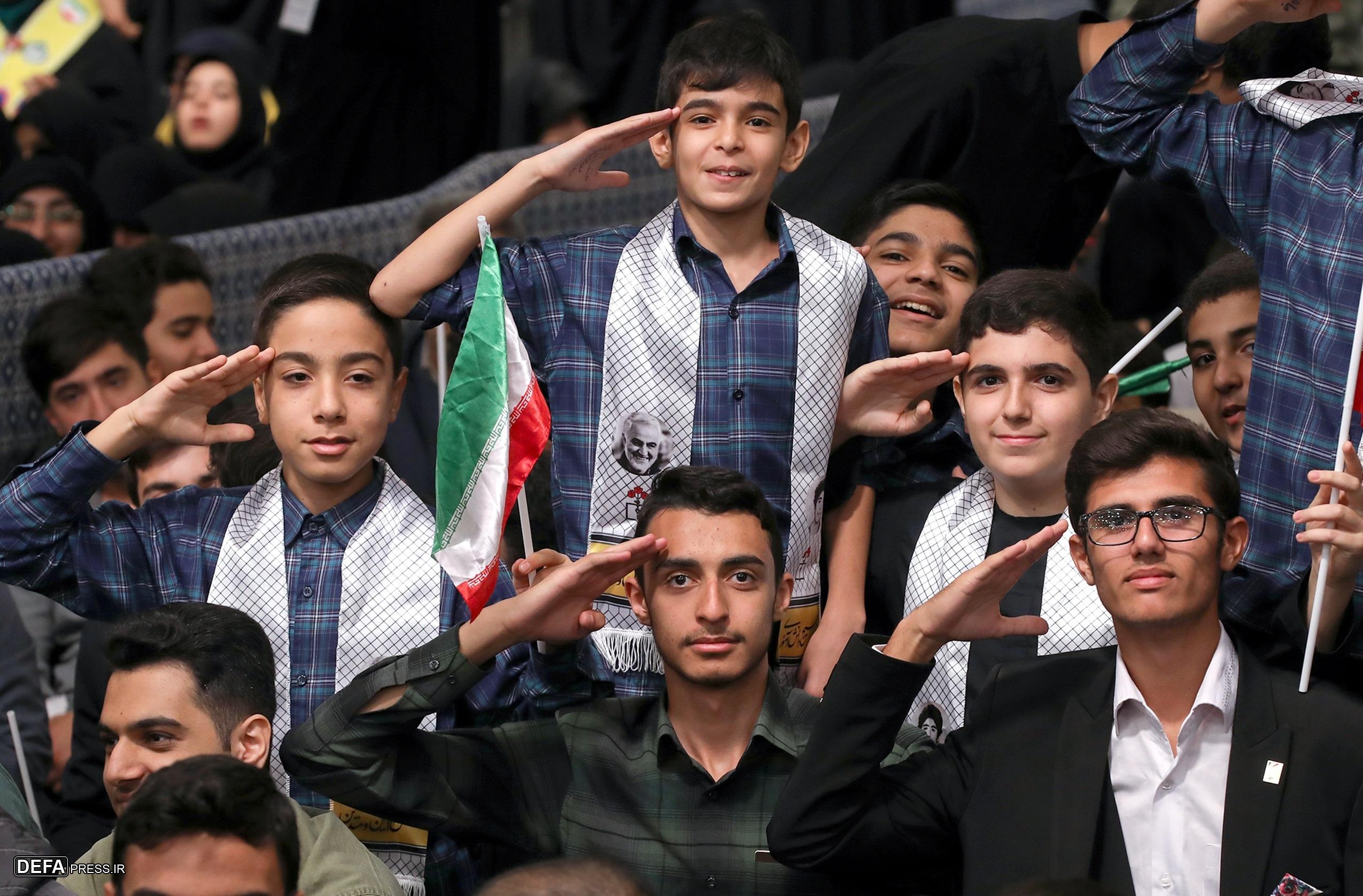 سلام ویژه رهبر معظم انقلاب و دانش‌اموزان به یکدیگر+ تصاویر