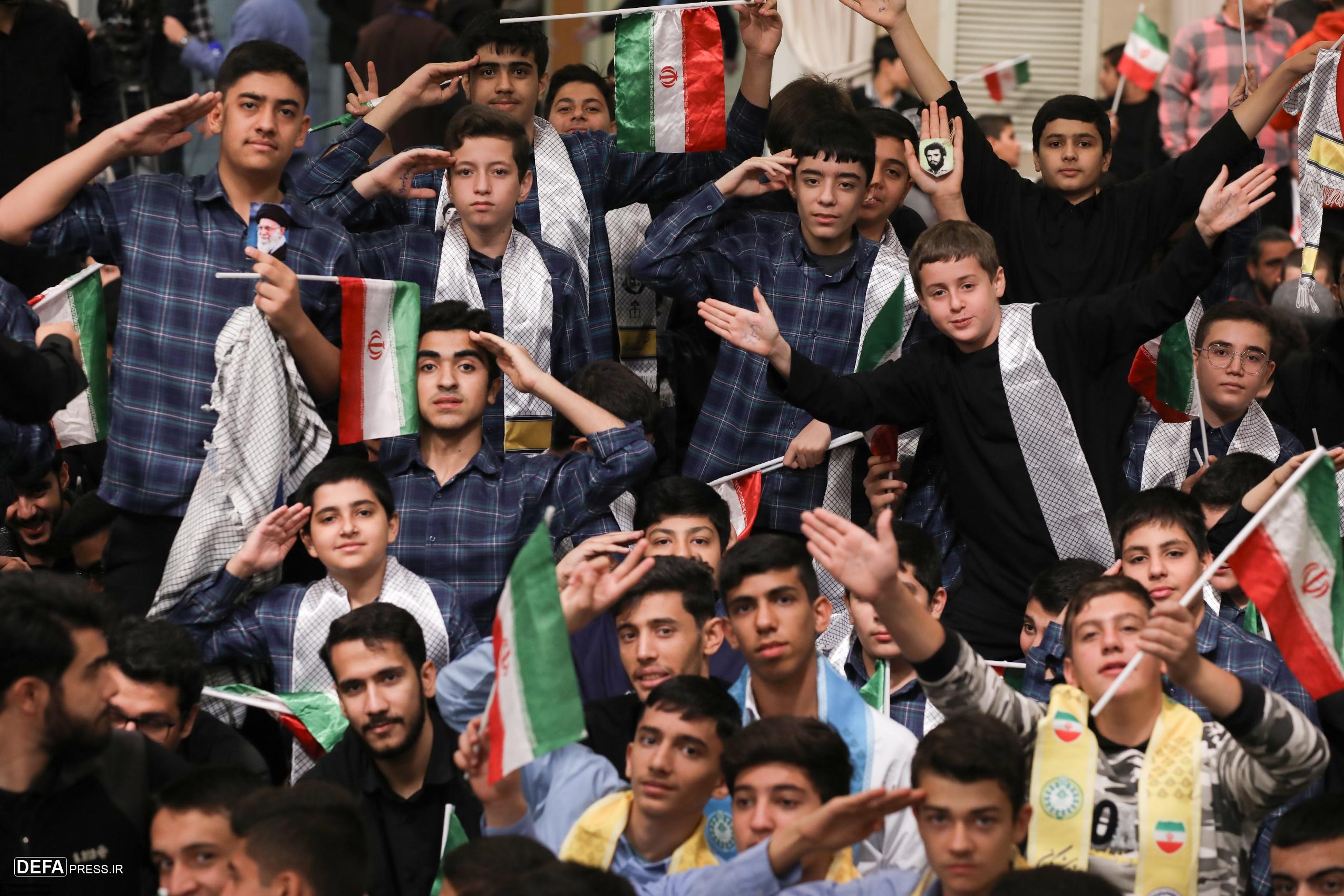 سلام ویژه رهبر معظم انقلاب و دانش‌اموزان به یکدیگر+ تصاویر