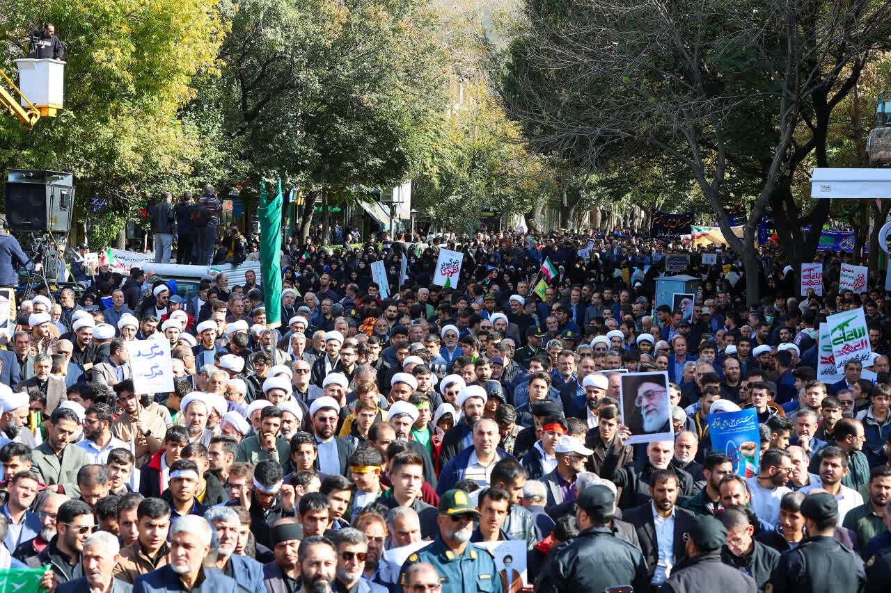 تصاویر/ راهپیمایی پر شور ۱۳ آبان مردم تبریز