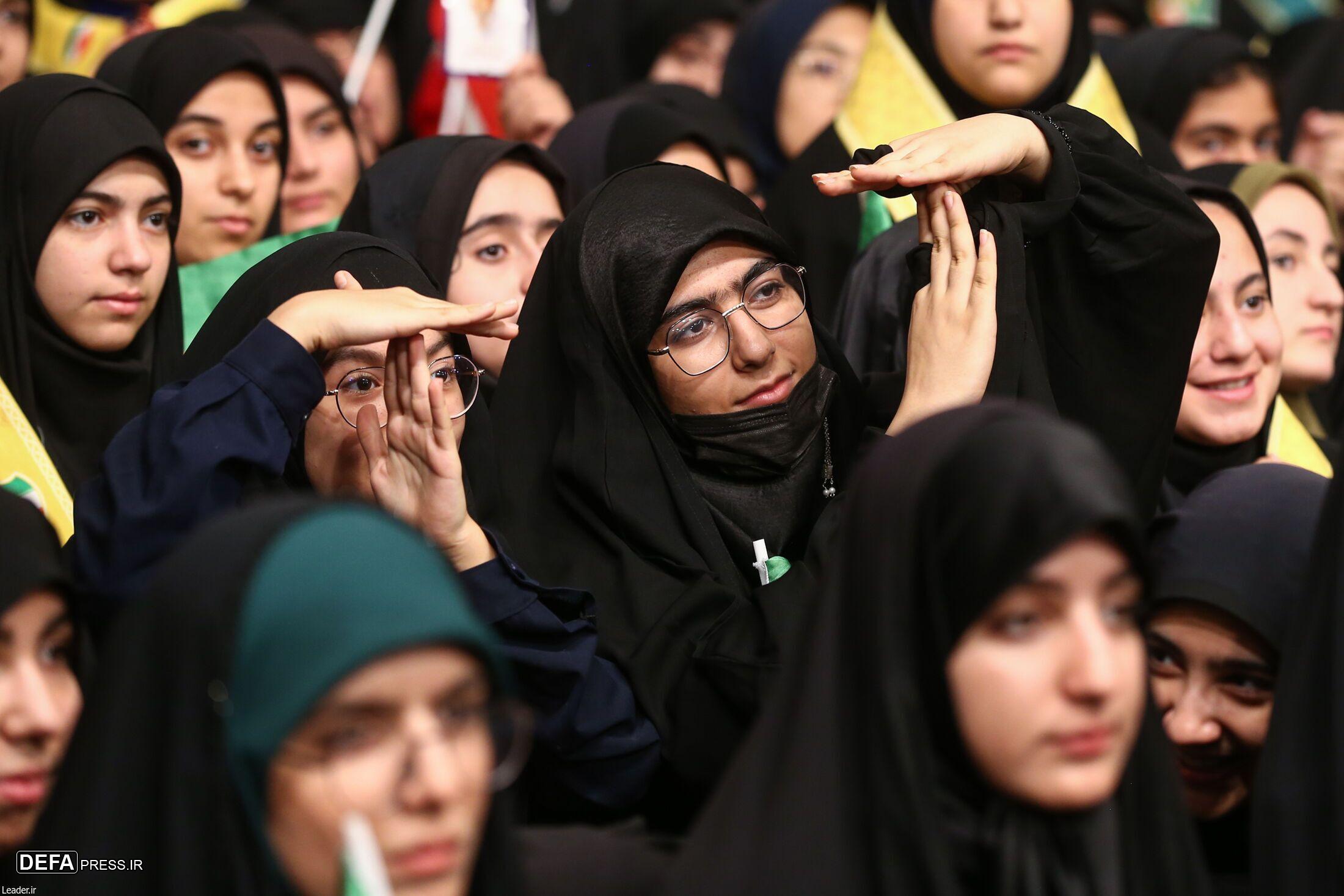 پیام دانشآموزان به «اسرائیل» به سبک شهید نصرالله در بیت رهبری+ تصاویر پیام دانشآموزان به «اسرائیل» به سبک شهید نصرالله در بیت رهبری+ تصاویر