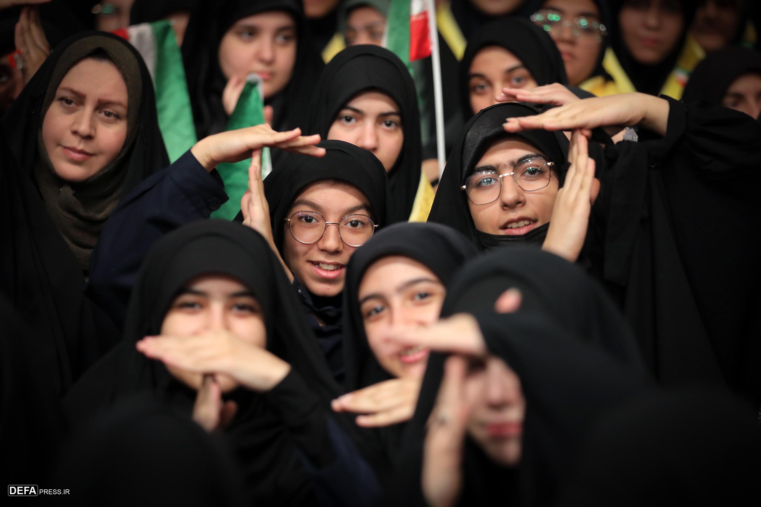 پیام دانشآموزان به «اسرائیل» به سبک شهید نصرالله در بیت رهبری+ تصاویر پیام دانشآموزان به «اسرائیل» به سبک شهید نصرالله در بیت رهبری+ تصاویر