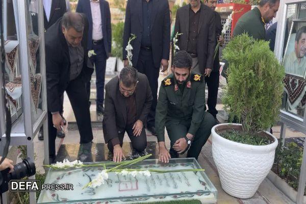 حضور سردار «حسن‌پور» در گلزار شهدای کرمان هم‌زمان با آغاز اجلاسیه شهدای اصناف+تصاویر