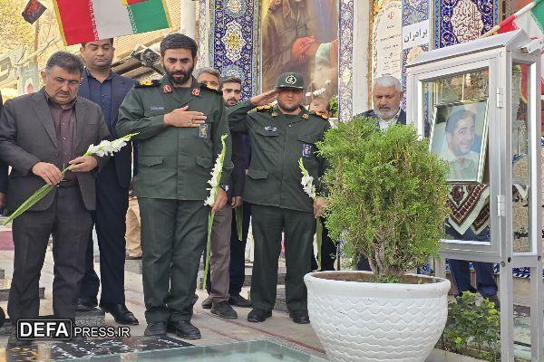 حضور سردار «حسن‌پور» در گلزار شهدای کرمان هم‌زمان با آغاز اجلاسیه شهدای اصناف+تصاویر