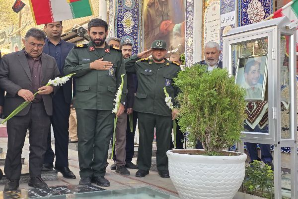 حضور سردار «حسن‌پور» در گلزار شهدای کرمان هم‌زمان با آغاز اجلاسیه شهدای اصناف+تصاویر