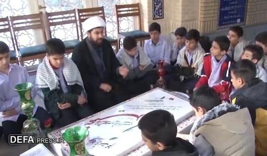 تجدید میثاق دانش آموزان مدرسه شاهد معرفت قم با شهید گمنام دفاع مقدس تجدید میثاق دانش آموزان مدرسه شاهد معرفت قم با شهید گمنام دفاع مقدس