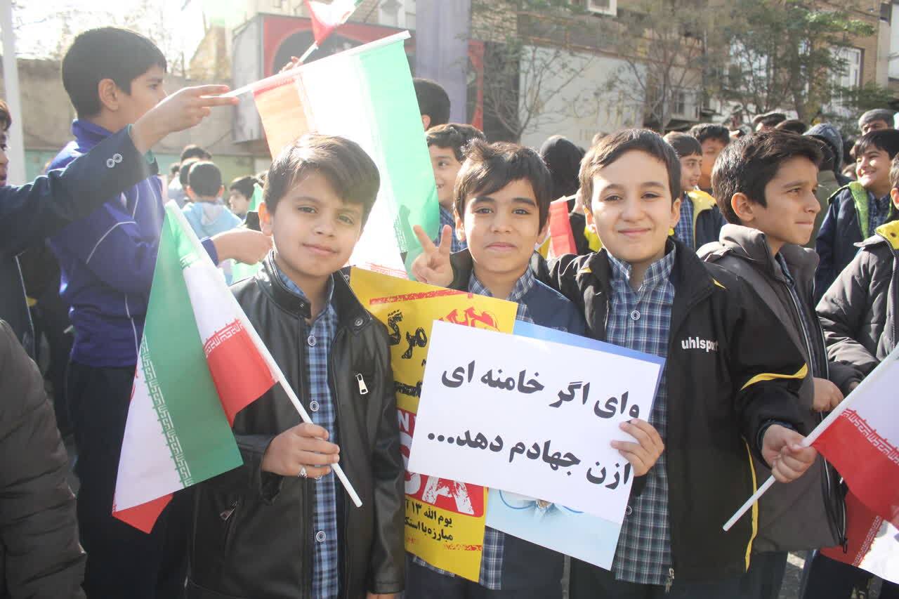 تصاویر/ جلوه‌هایی از حضور دانش آموزان قم در راهپیمایی یوم الله ۱۳ آبان