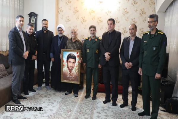 دیدار با خانواده شهید دانش آموز خراسان‌شمالی در قالب رزمایش رهروان راه شهدا