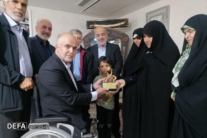 اهدای تندیس «قهرمانان گمنام» به خانواده شهید حاجیزاده اهدای تندیس «قهرمانان گمنام» به خانواده شهید حاجیزاده