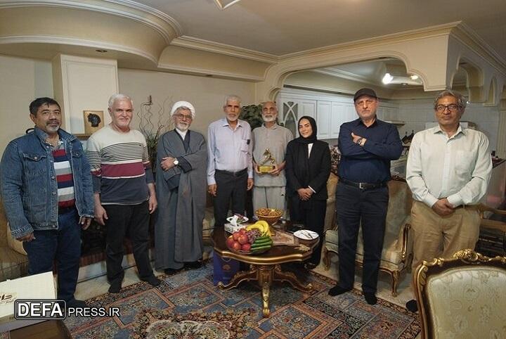 اهدای تندیس «قهرمانان گمنام» به خانواده شهید حاجیزاده اهدای تندیس «قهرمانان گمنام» به خانواده شهید حاجیزاده