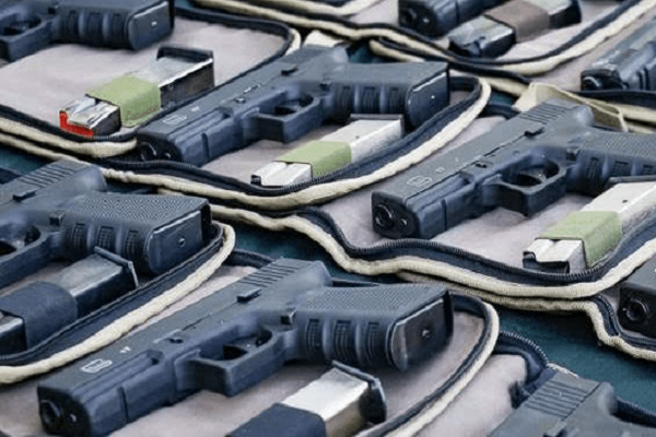 ۱۰۰ قبضه سلاح نیمه خودکار در گمرک بازرگان کشف شد ۱۰۰ قبضه سلاح نیمه خودکار در گمرک بازرگان کشف شد