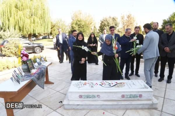 ادای احترام رئیس سازمان ملی استاندارد به مقام شهید گمنام در استانداری قزوین ادای احترام رئیس سازمان ملی استاندارد به مقام شهید گمنام در استانداری قزوین