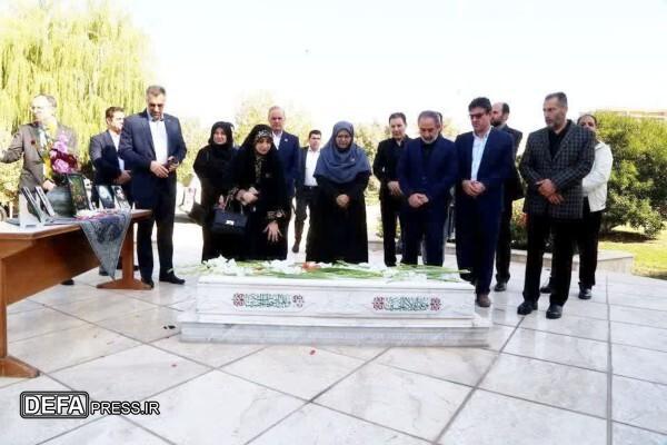 ادای احترام رئیس سازمان ملی استاندارد به مقام شهید گمنام در استانداری قزوین ادای احترام رئیس سازمان ملی استاندارد به مقام شهید گمنام در استانداری قزوین