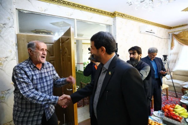 دیدار وزیر امور خارجه با خانواده شهیدان «حاجی‌بابایی» در همدان + تصاویر