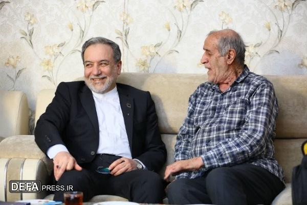 دیدار وزیر امور خارجه با خانواده شهیدان حاجیبابایی در همدان + تصاویر دیدار وزیر امور خارجه با خانواده شهیدان حاجیبابایی در همدان + تصاویر