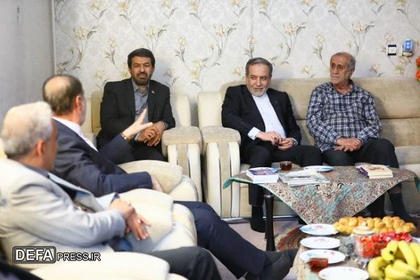 دیدار وزیر امور خارجه با خانواده شهیدان حاجیبابایی در همدان + تصاویر دیدار وزیر امور خارجه با خانواده شهیدان حاجیبابایی در همدان + تصاویر