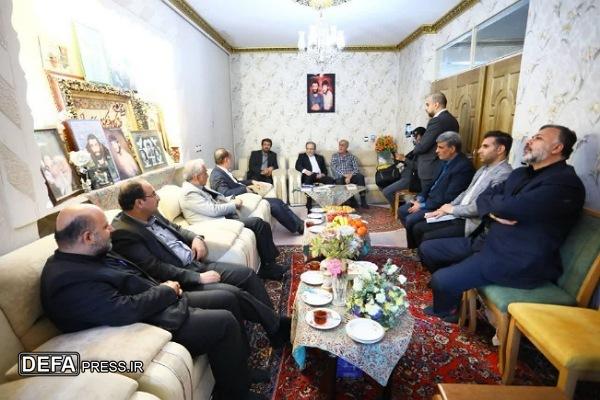 دیدار وزیر امور خارجه با خانواده شهیدان حاجیبابایی در همدان + تصاویر دیدار وزیر امور خارجه با خانواده شهیدان حاجیبابایی در همدان + تصاویر