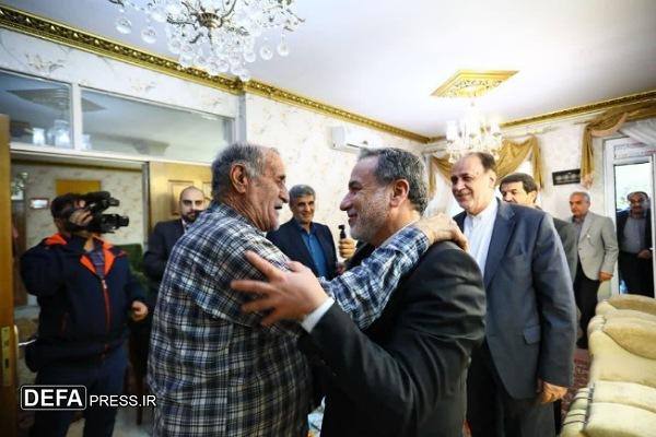دیدار وزیر امور خارجه با خانواده شهیدان حاجیبابایی در همدان + تصاویر دیدار وزیر امور خارجه با خانواده شهیدان حاجیبابایی در همدان + تصاویر