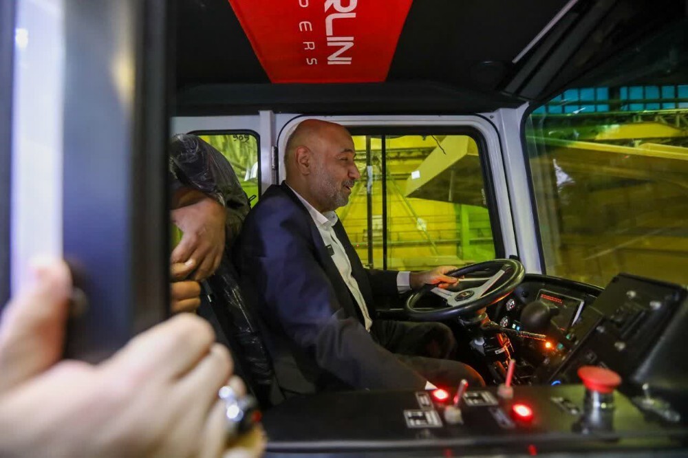 وزیر کار پشت فرمان سنگین‌ترین ماشین ایران