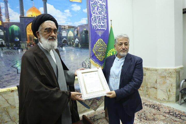 اعطای نخستین حکم خادمی یک سازمان در بارگاه نورانی حضرت معصومه (س)