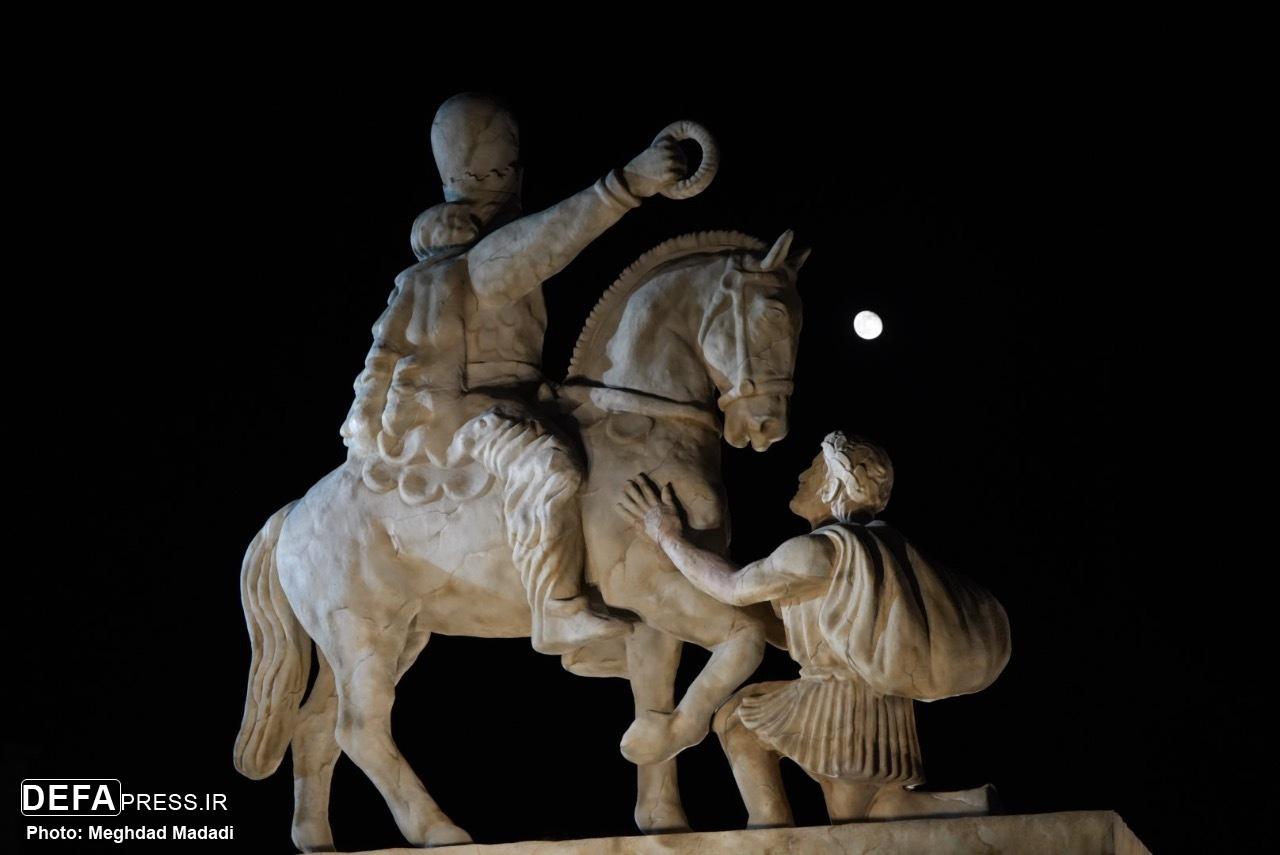 مراسم اختتامیه «در مقابل ایران دوباره زانو میزنید» آغاز شد مراسم اختتامیه «در مقابل ایران دوباره زانو میزنید» آغاز شد