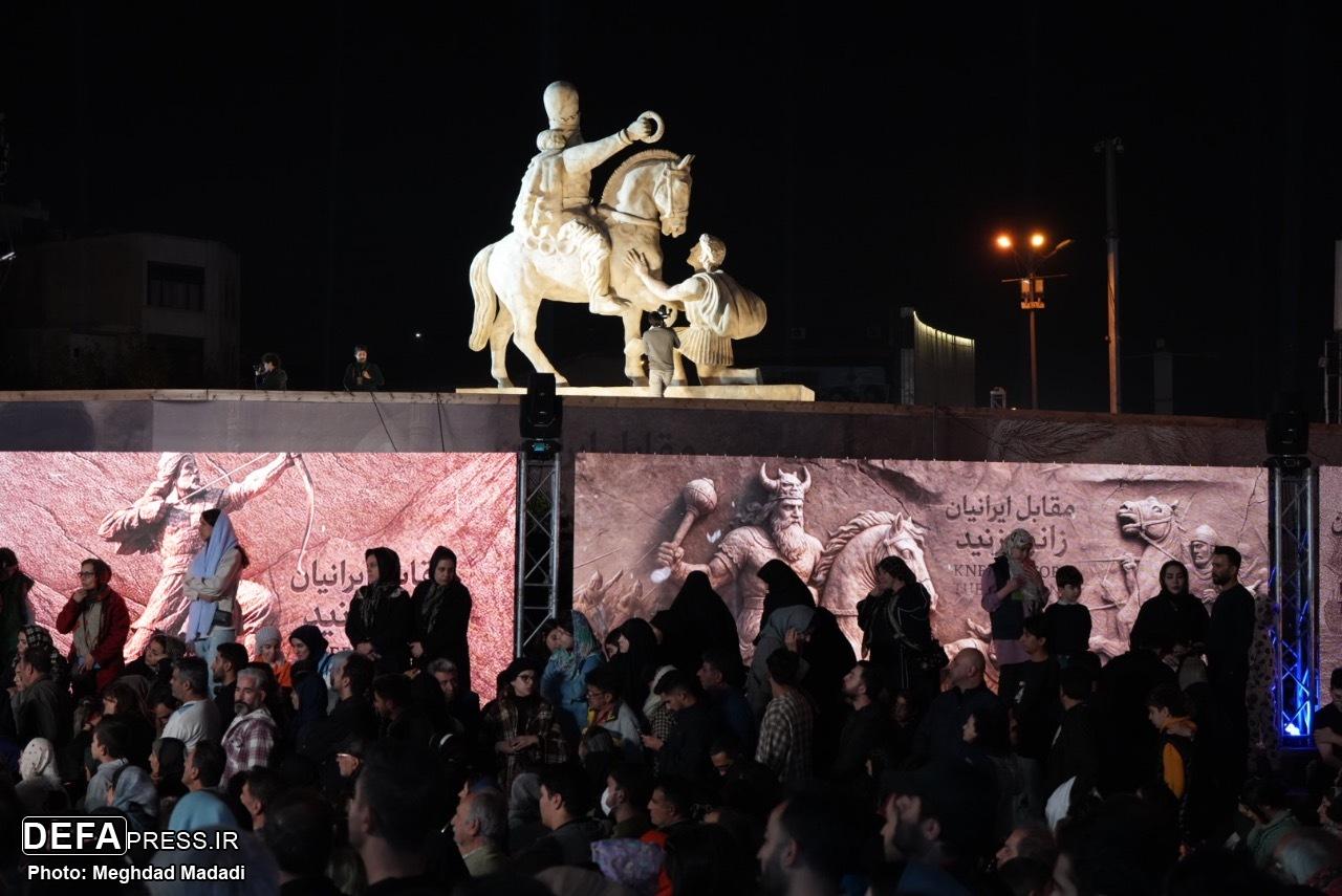 مراسم اختتامیه «در مقابل ایران دوباره زانو میزنید» آغاز شد مراسم اختتامیه «در مقابل ایران دوباره زانو میزنید» آغاز شد