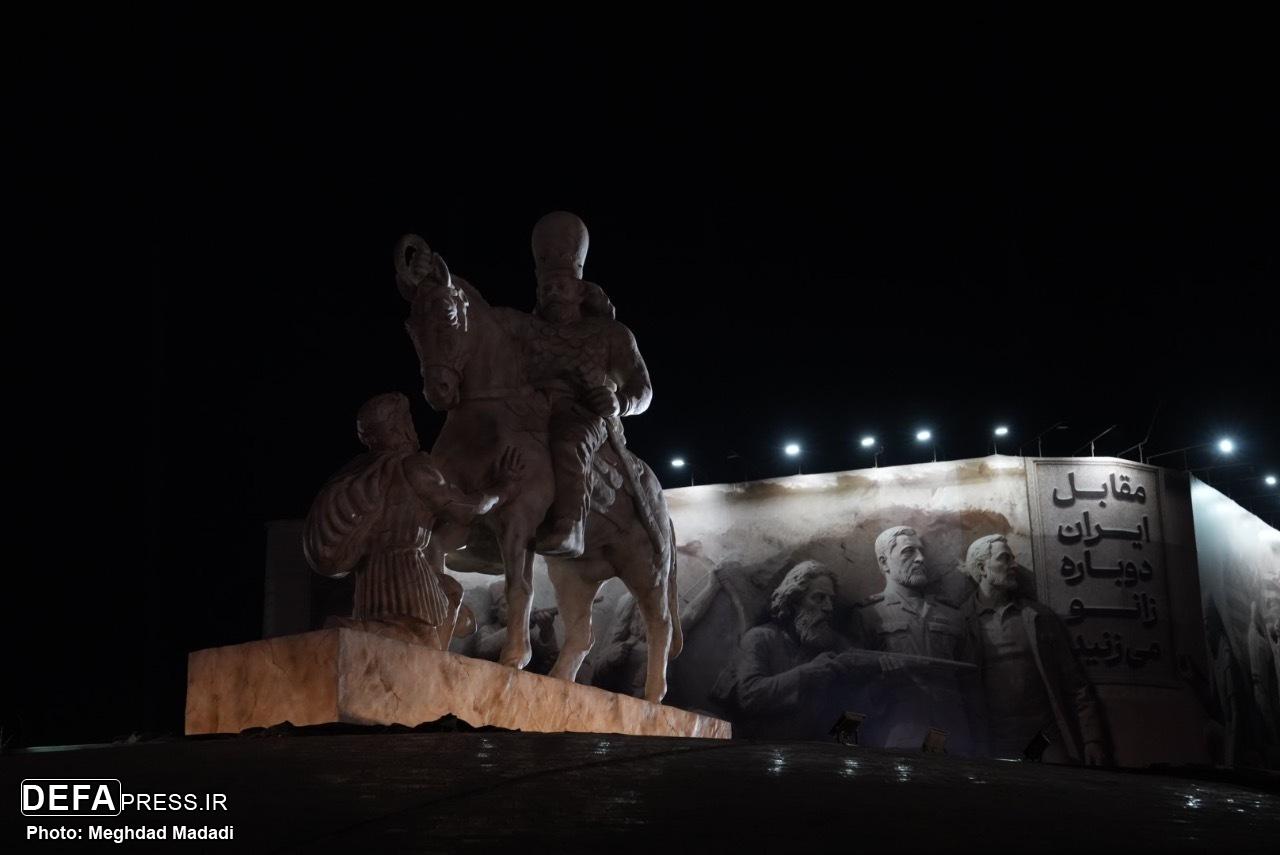رونمایی از مجسمه شکست والرین؛ «در مقابل ایران دوباره زانو میزنید» رونمایی از مجسمه شکست والرین؛ «در مقابل ایران دوباره زانو میزنید»