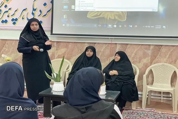 برنامه روایتگری ایثار در هنرستان دخترانه حکمت کرمان برگزار شد+تصاویر برنامه روایتگری ایثار در هنرستان دخترانه حکمت کرمان برگزار شد+تصاویر