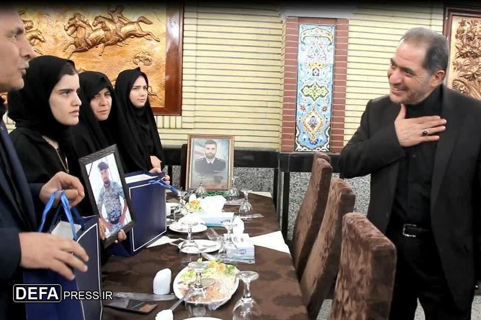 دیدار امیر سرتیپ صباحیفرد با خانواده شهدای جنگ ۱۲ روزه تحمیلی دیدار امیر سرتیپ صباحیفرد با خانواده شهدای جنگ ۱۲ روزه تحمیلی