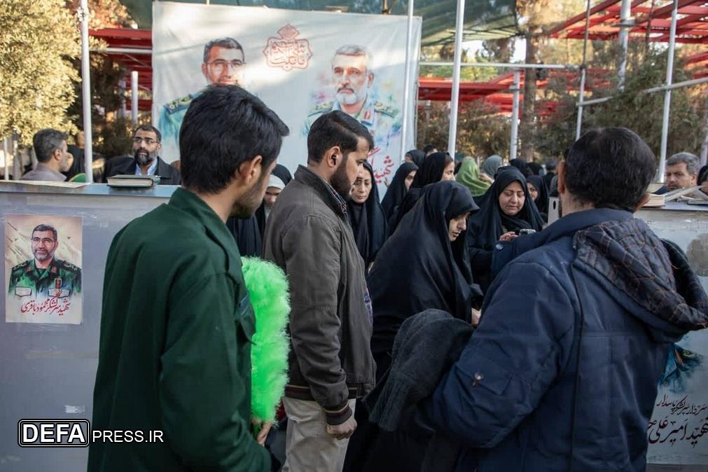 آغاز هفته هوافضای سپاه با عطرافشانی و گلباران مزار شهدای دفاع مقدس ۱۲ روزه آغاز هفته هوافضای سپاه با عطرافشانی و گلباران مزار شهدای دفاع مقدس ۱۲ روزه