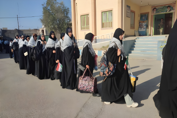 اعزام دانش آموزان دختر لنده‌ای به مناطق عملیاتی جنوب کشور