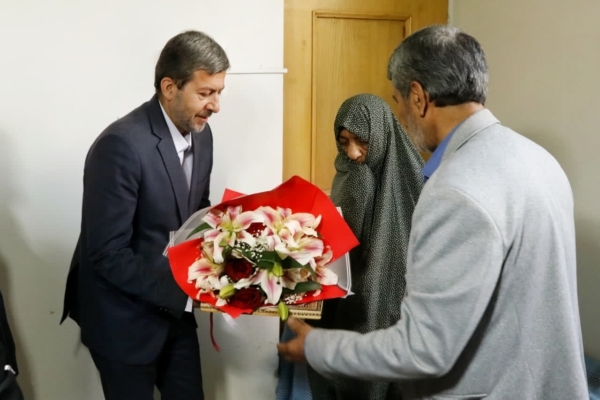 استاندار اصفهان با مادر شهیدان رجايي دیدار و گفتگو کرد استاندار اصفهان با مادر شهیدان رجايي دیدار و گفتگو کرد