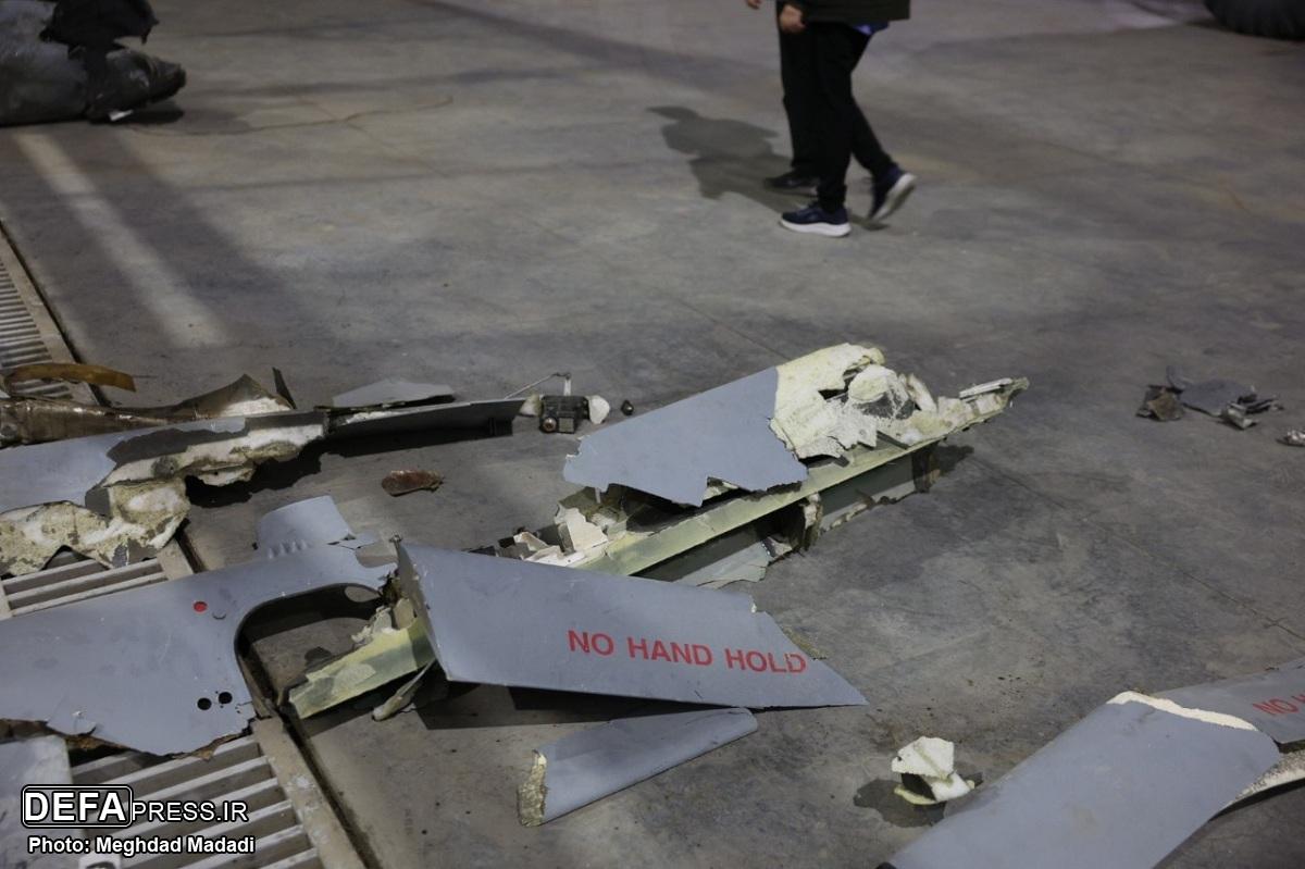نمایش لاشه پهپادهای «هرون» و «هرمس» ارتش رژیم صهیونیستی در نمایشگاه دستاوردهای نیروی هوافضای سپاه نمایش لاشه پهپادهای «هرون» و «هرمس» ارتش رژیم صهیونیستی در نمایشگاه دستاوردهای نیروی هوافضای سپاه