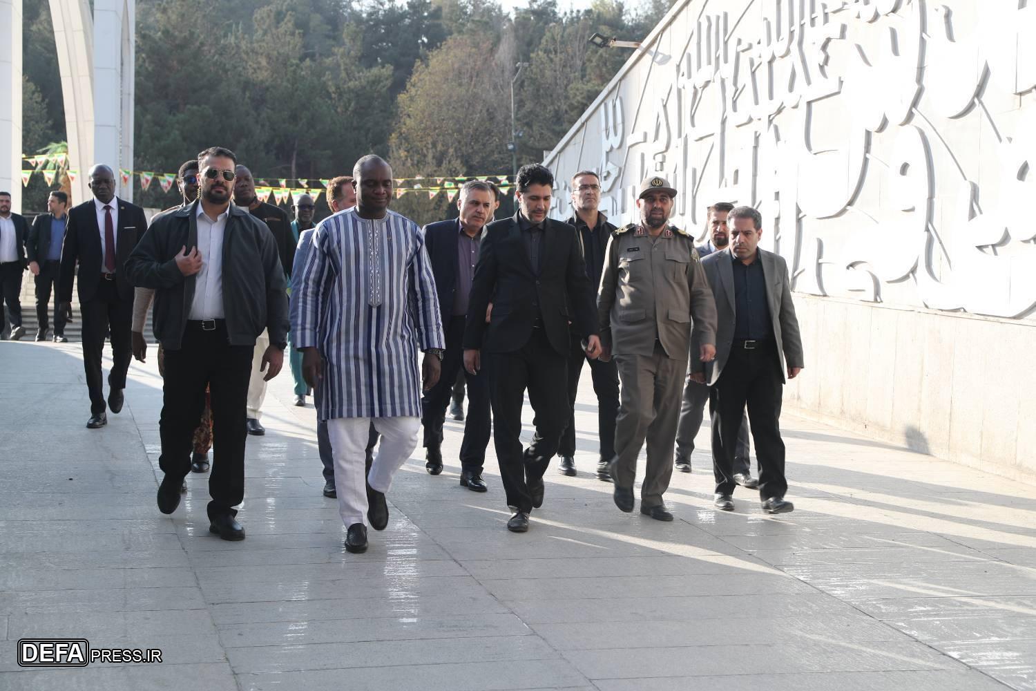 بازدید وزیر امنیت کشور بورکینافاسو از موزه ملی انقلاب اسلامی و دفاع مقدس