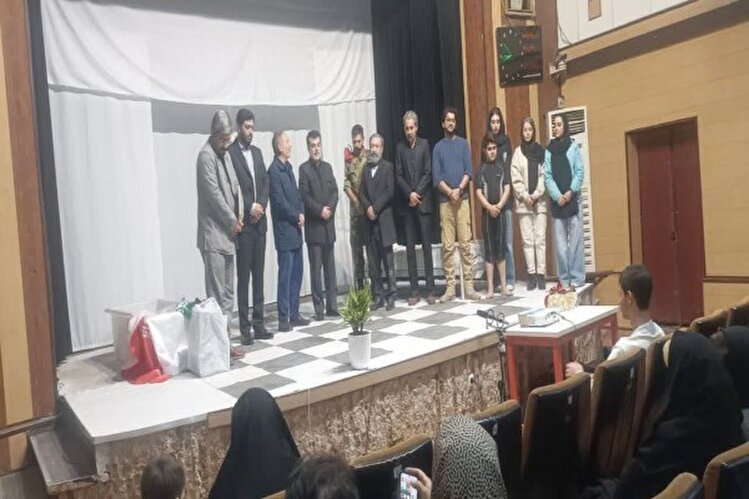 عوامل نمایش «قرار» با محوریت شهدای غواص در قزوین، تجلیل شدند